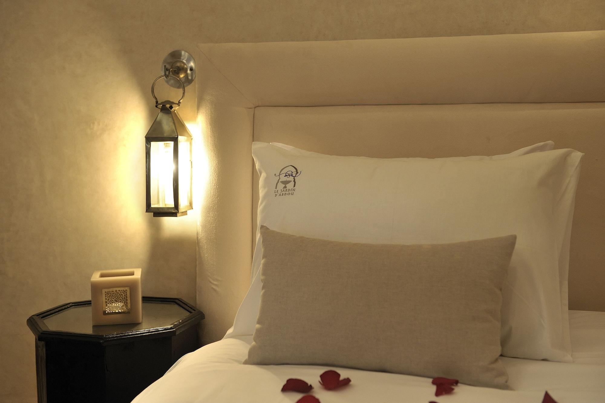 Riad Le Jardin D'Abdou Marrákes Kültér fotó A bed with a pillow