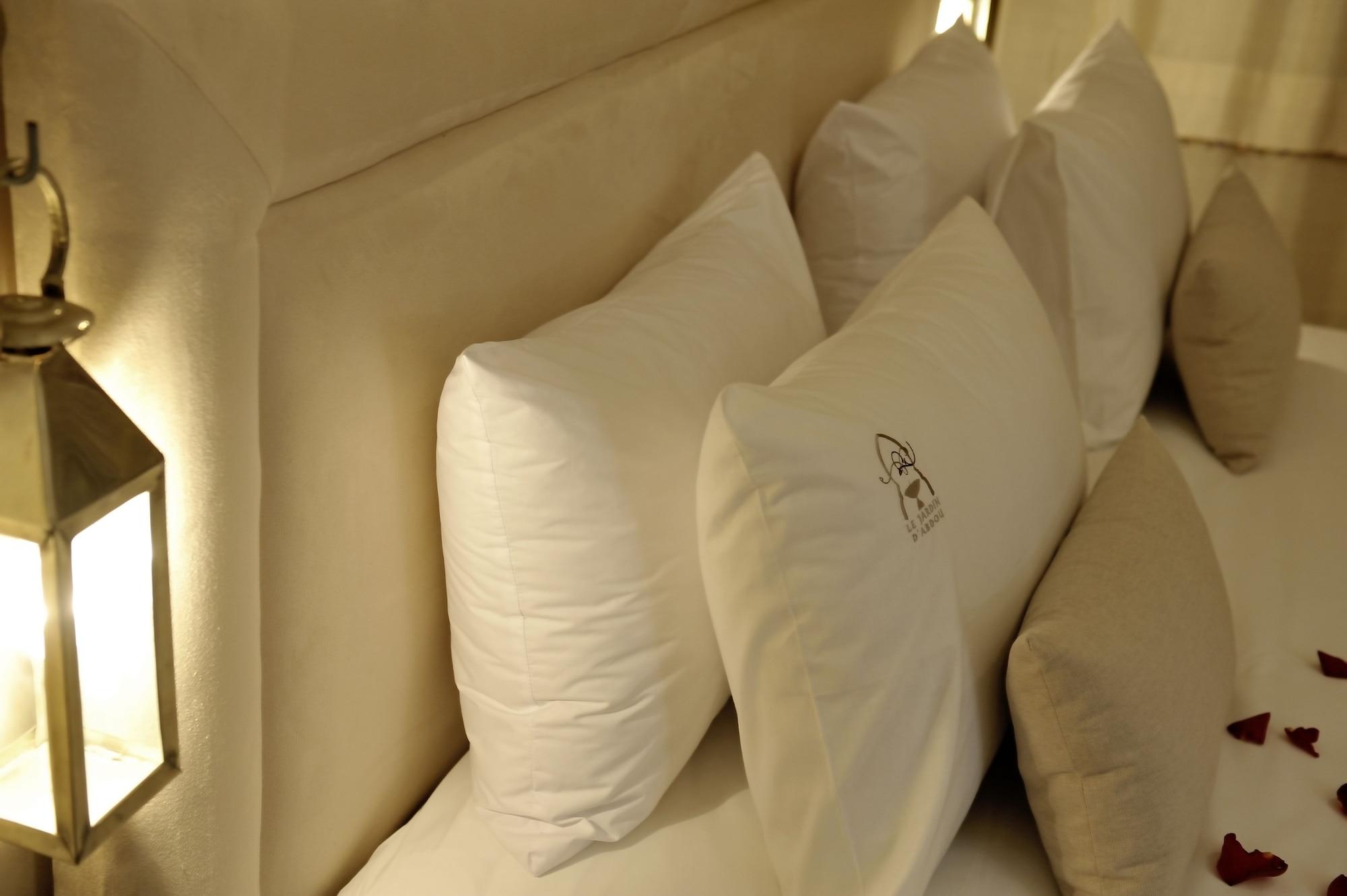Riad Le Jardin D'Abdou Marrákes Kültér fotó Pillows on a bed
