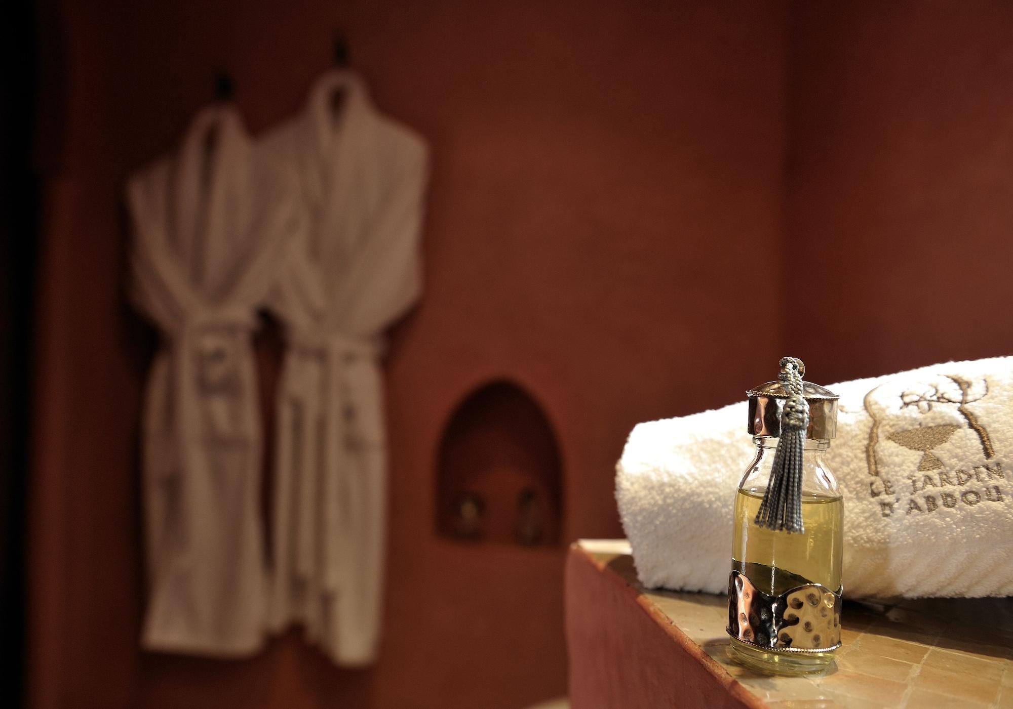 Riad Le Jardin D'Abdou Marrákes Kültér fotó A bottle of massage oil