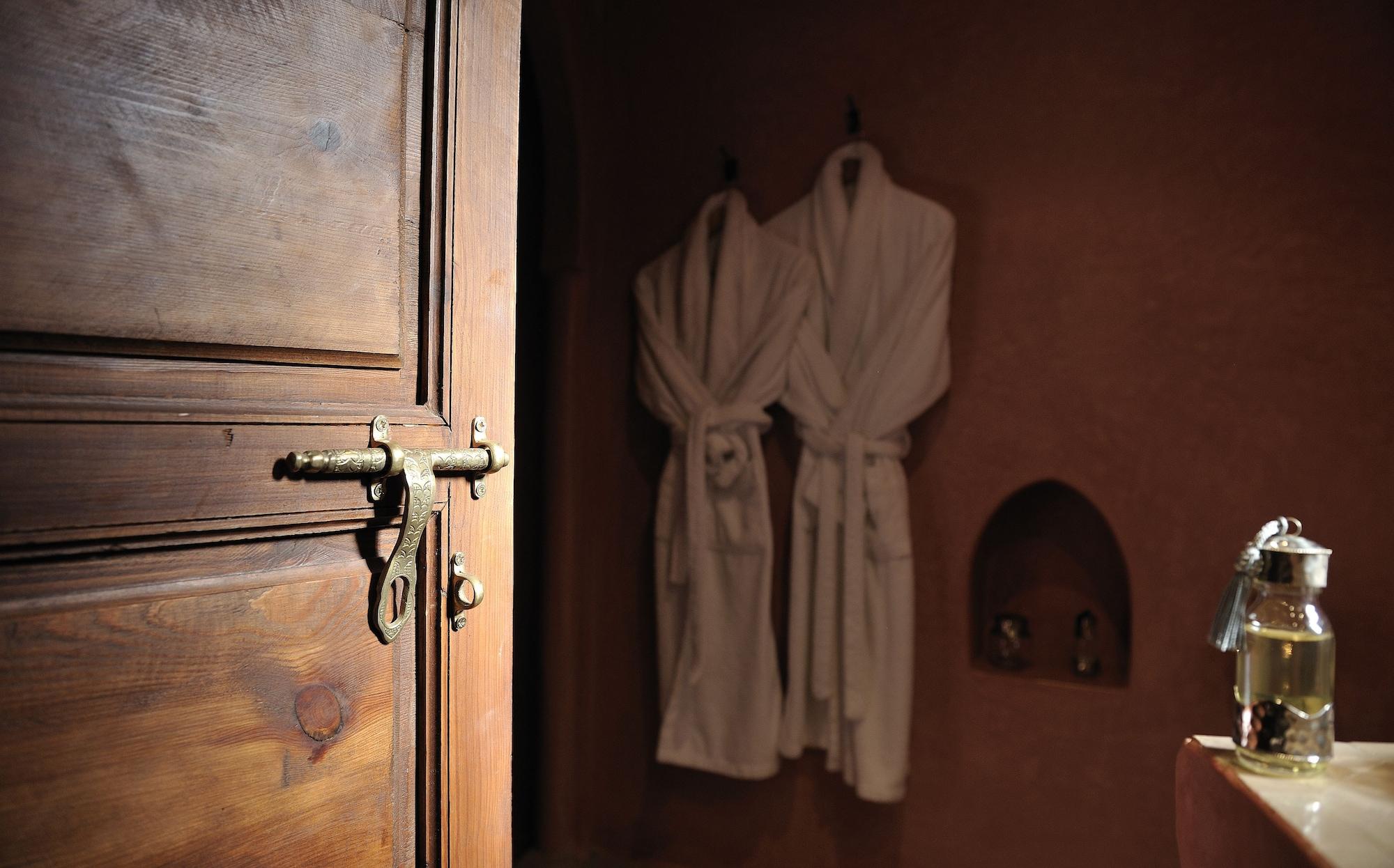 Riad Le Jardin D'Abdou Marrákes Kültér fotó A bathrobe hanging on a door
