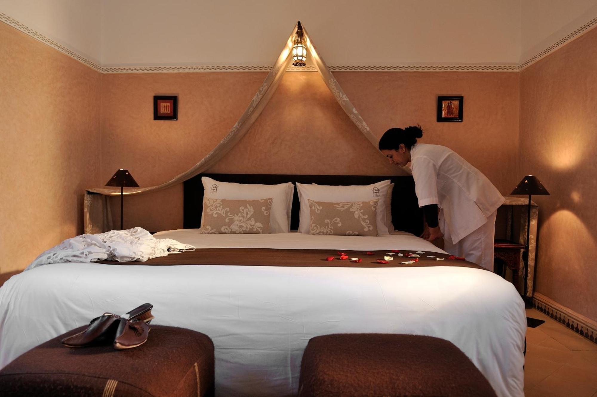 Riad Le Jardin D'Abdou Marrákes Kültér fotó A chambermaid making a bed