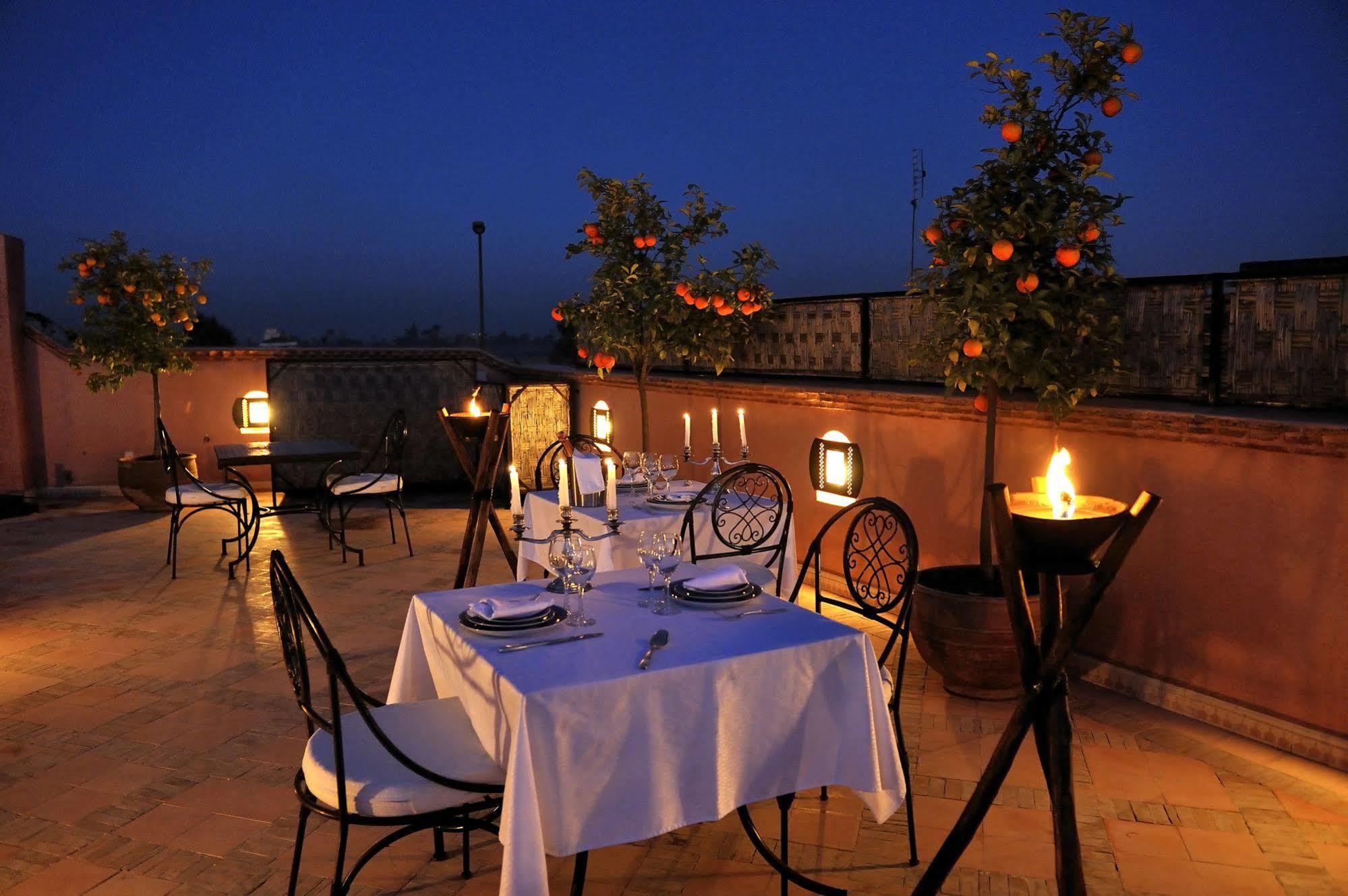Riad Le Jardin D'Abdou Marrákes Kültér fotó Rooftop dining at the hotel