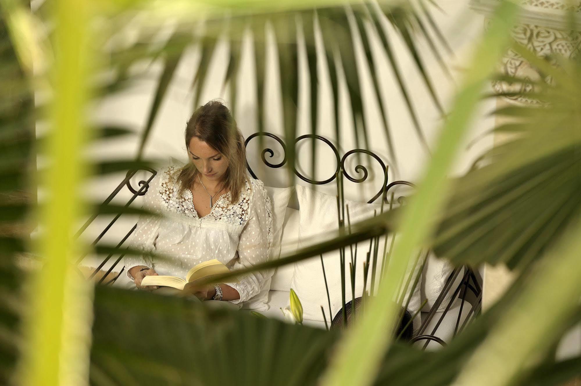 Riad Le Jardin D'Abdou Marrákes Kültér fotó A woman reading a book in the garden